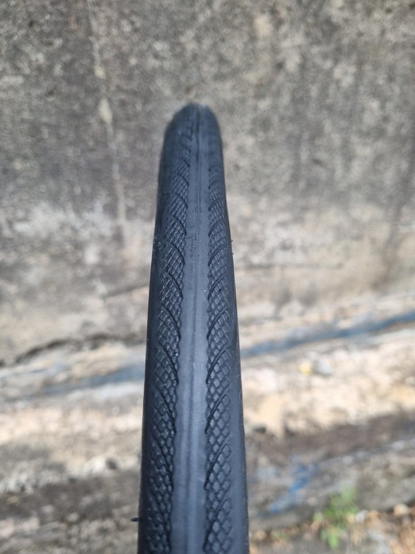 Wanda Firebolt WT29 black 700 x 25C road tyre, tread detail